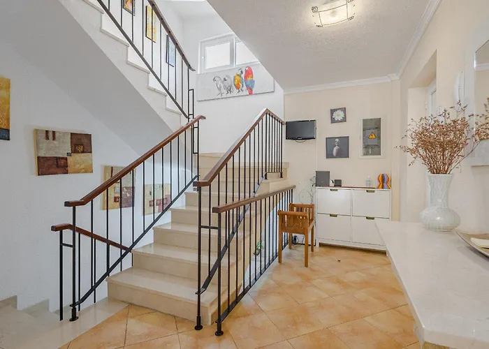 Villa With Private Pool And Beautiful Garden