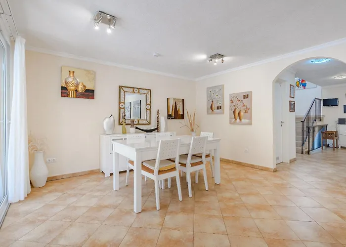 Villa Bougainvillea