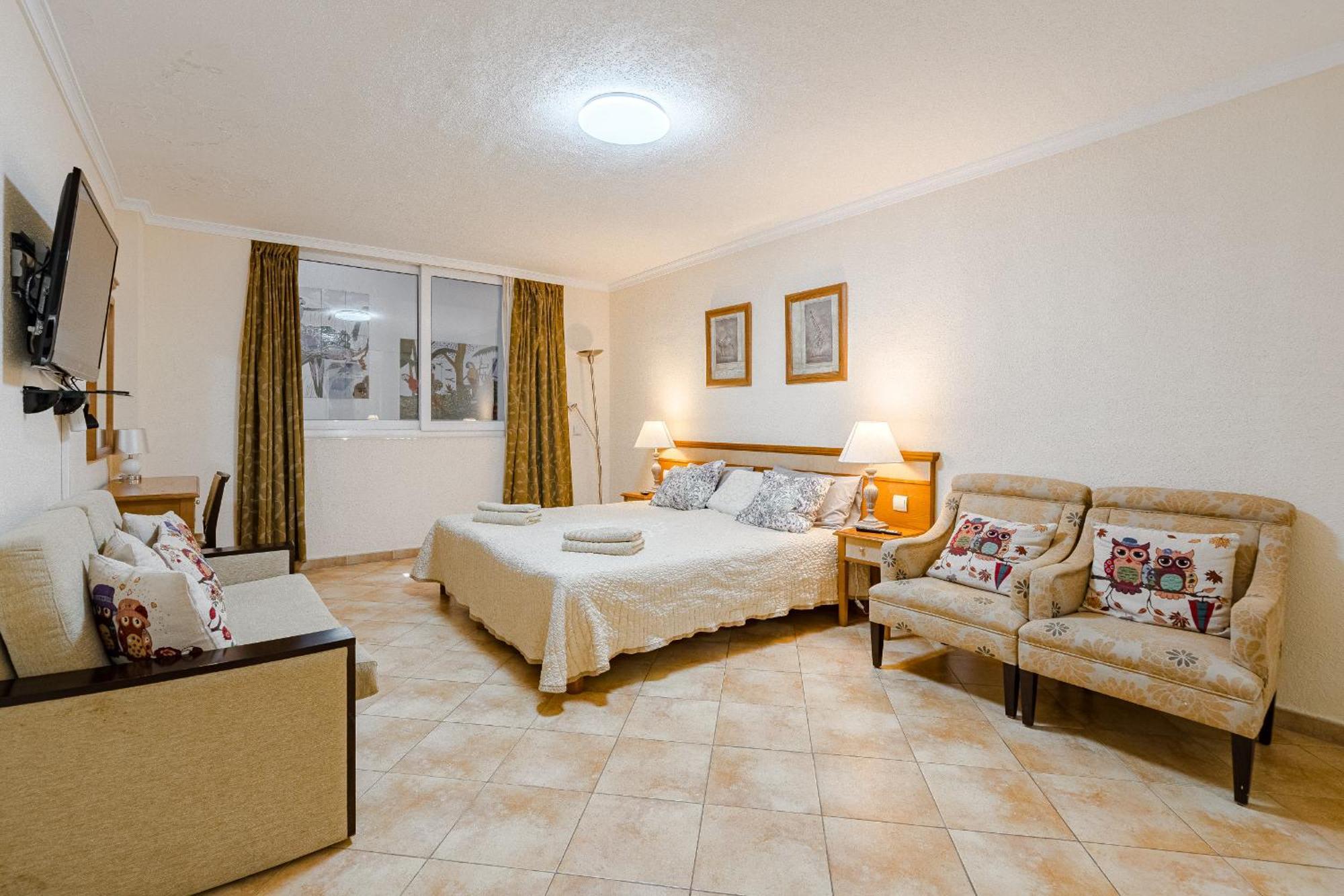 With Private Pool And Beautiful Garden Casa de vacances